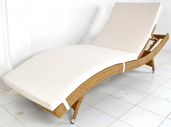 curved sun lounge chair