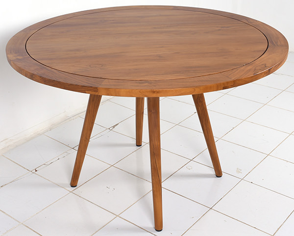 indoor restaurant table with round top