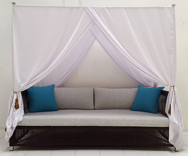 synthetic rattan daybed with canopy