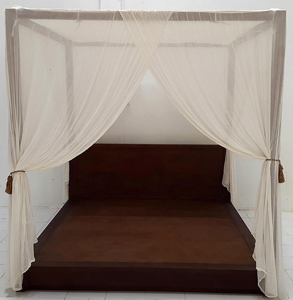 teak canopy bed