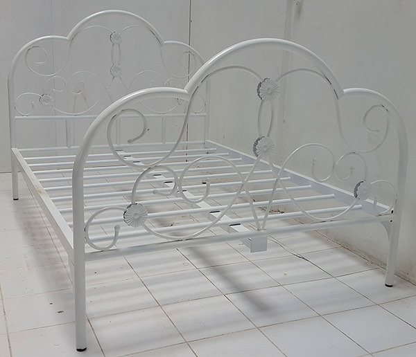 white classic iron bed