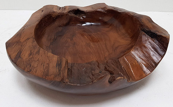 teak plate with a semi gloss finishing and natural shapes