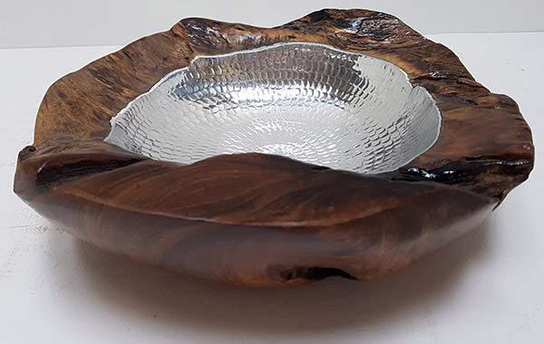 teak plate with a silver insert and a semi-gloss finishing