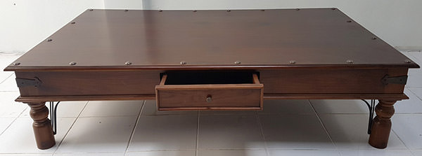 detail of a teak coffee table with brown finishing