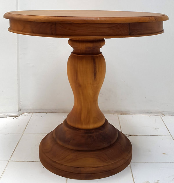 teak round table with natural finishing