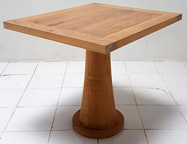 teak restaurant table with round single leg