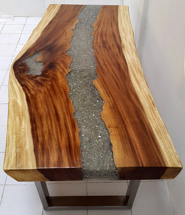 suar table top with resin
