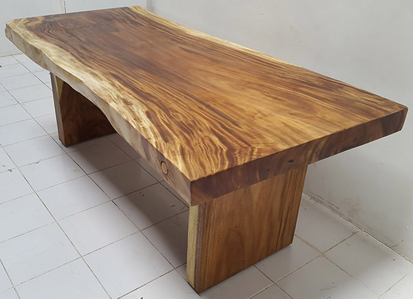 suar dining table with natural finishing