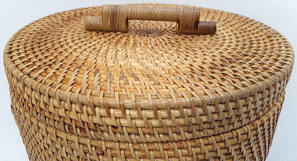 round rattan basket with natural color and top