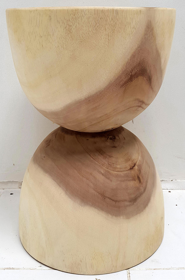 symetric suar stool with natural finishing