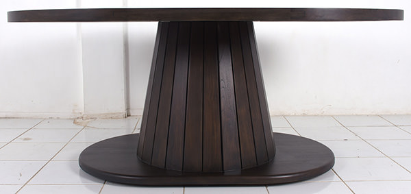 outdoor dining table with central leg