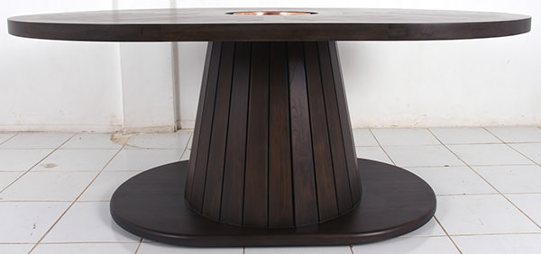 outdoor dining table with central slender leg