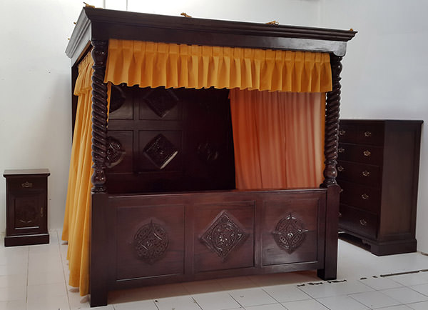 Chinese traditional carved teak bed set